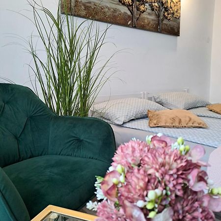 7 Level Central Apartments Миеркуря Чук Екстериор снимка