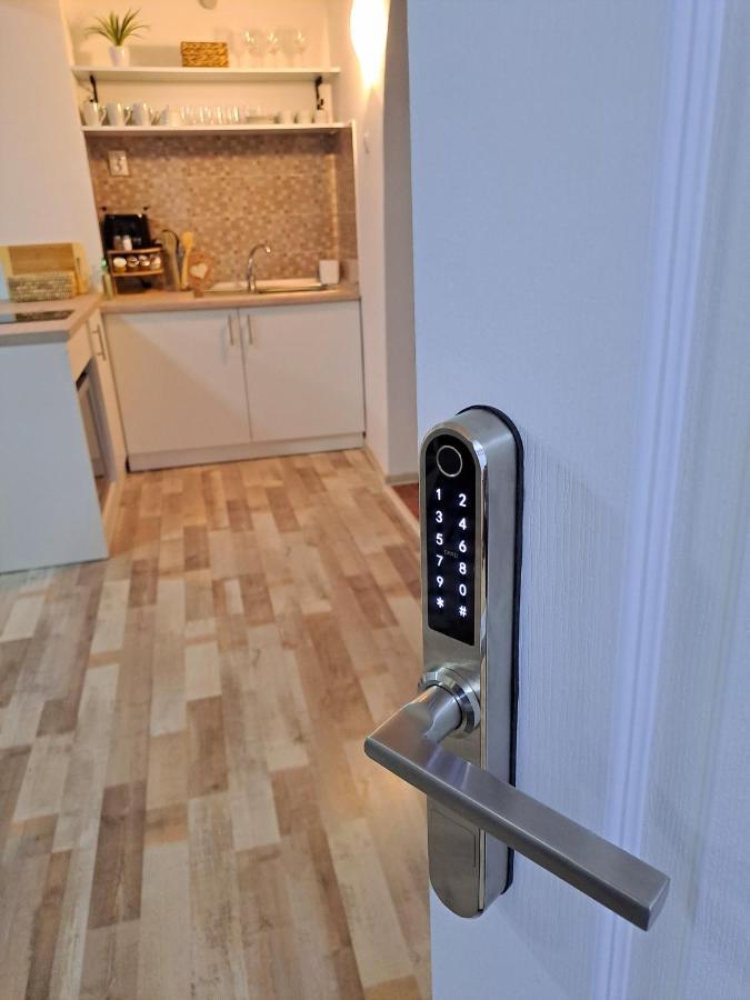 7 Level Central Apartments Миеркуря Чук Екстериор снимка