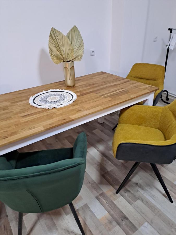 7 Level Central Apartments Миеркуря Чук Екстериор снимка