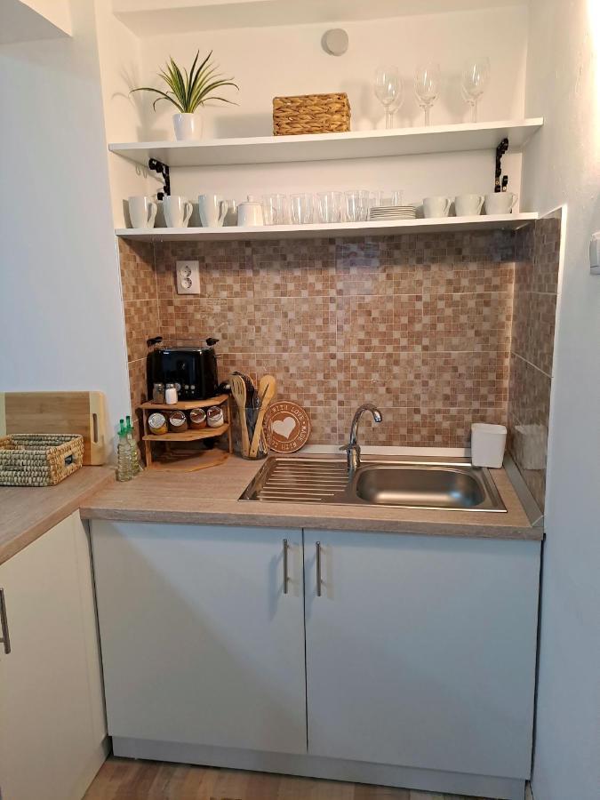 7 Level Central Apartments Миеркуря Чук Екстериор снимка