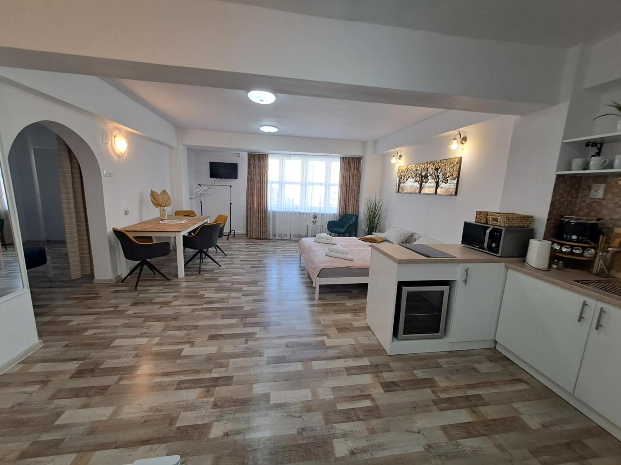 7 Level Central Apartments Миеркуря Чук Екстериор снимка