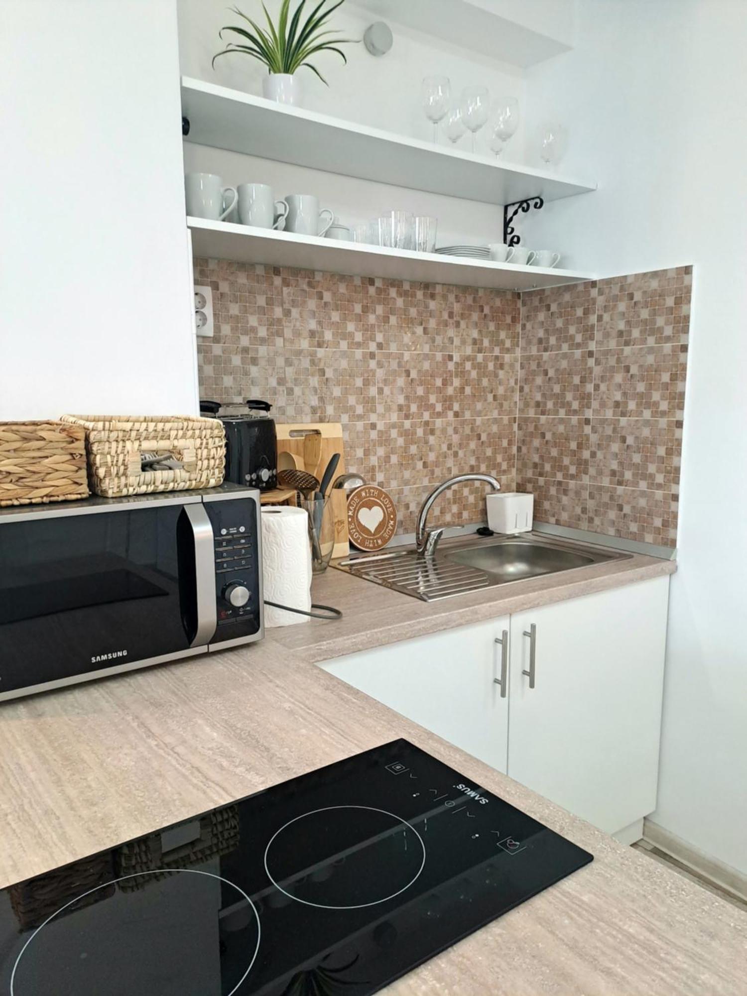 7 Level Central Apartments Миеркуря Чук Екстериор снимка