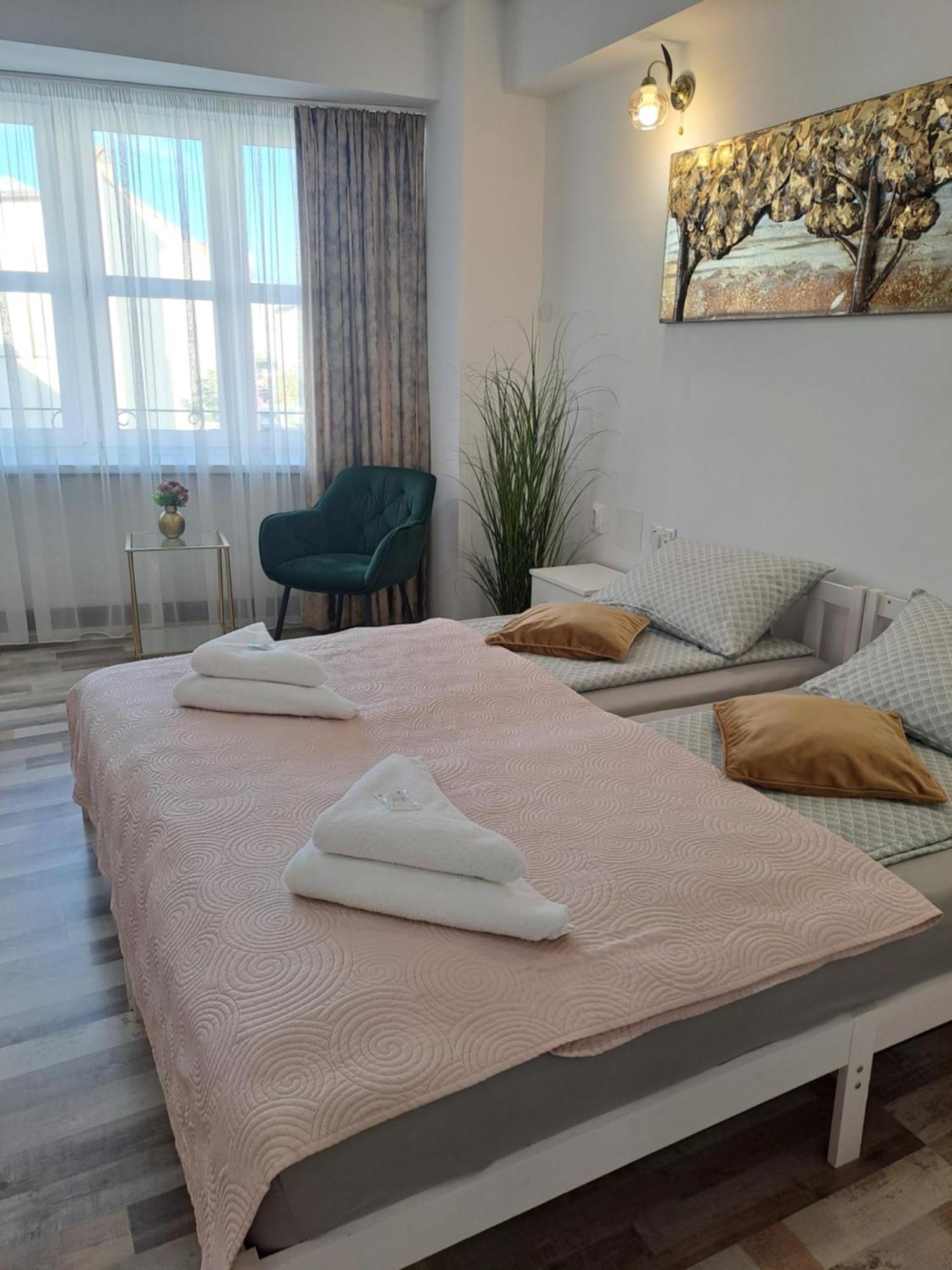 7 Level Central Apartments Миеркуря Чук Екстериор снимка