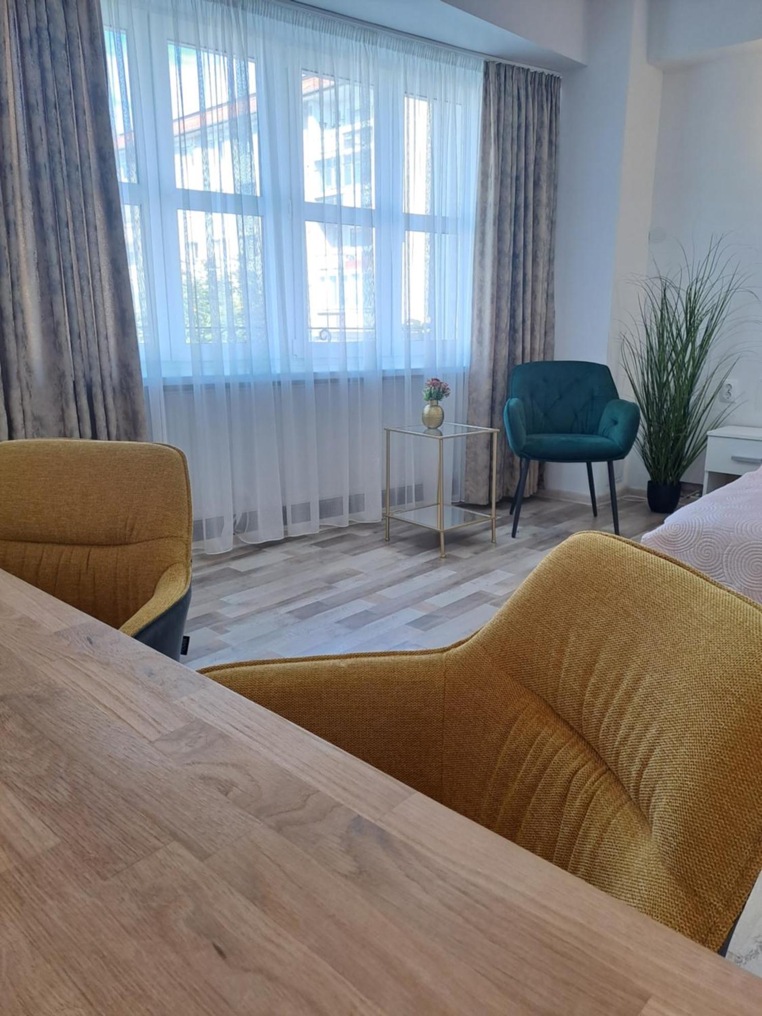 7 Level Central Apartments Миеркуря Чук Екстериор снимка